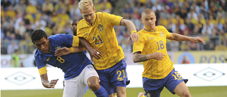 Paulinho i kamp med Christian Wilhelmsson och Samuel Holmén. Foto: Fredrik Sandberg/Scanpix